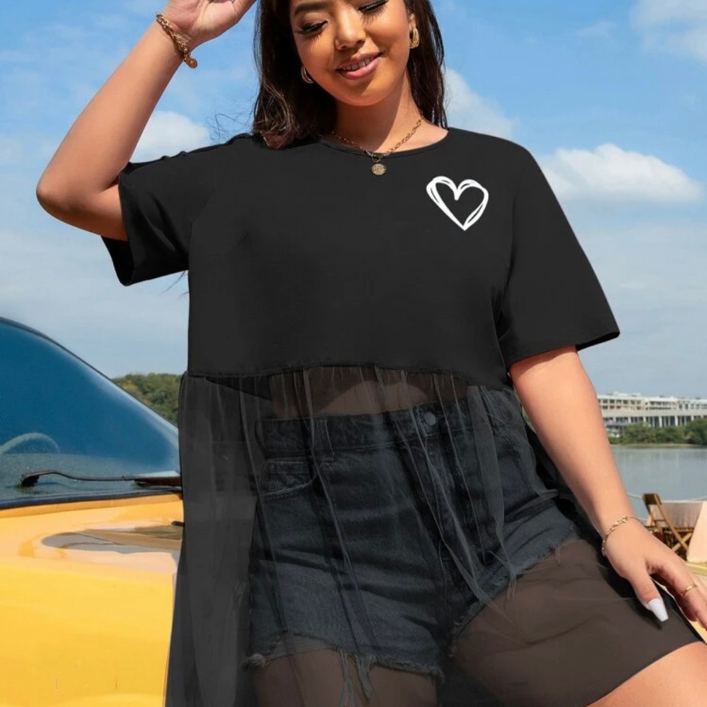 Heart print mesh hem tee